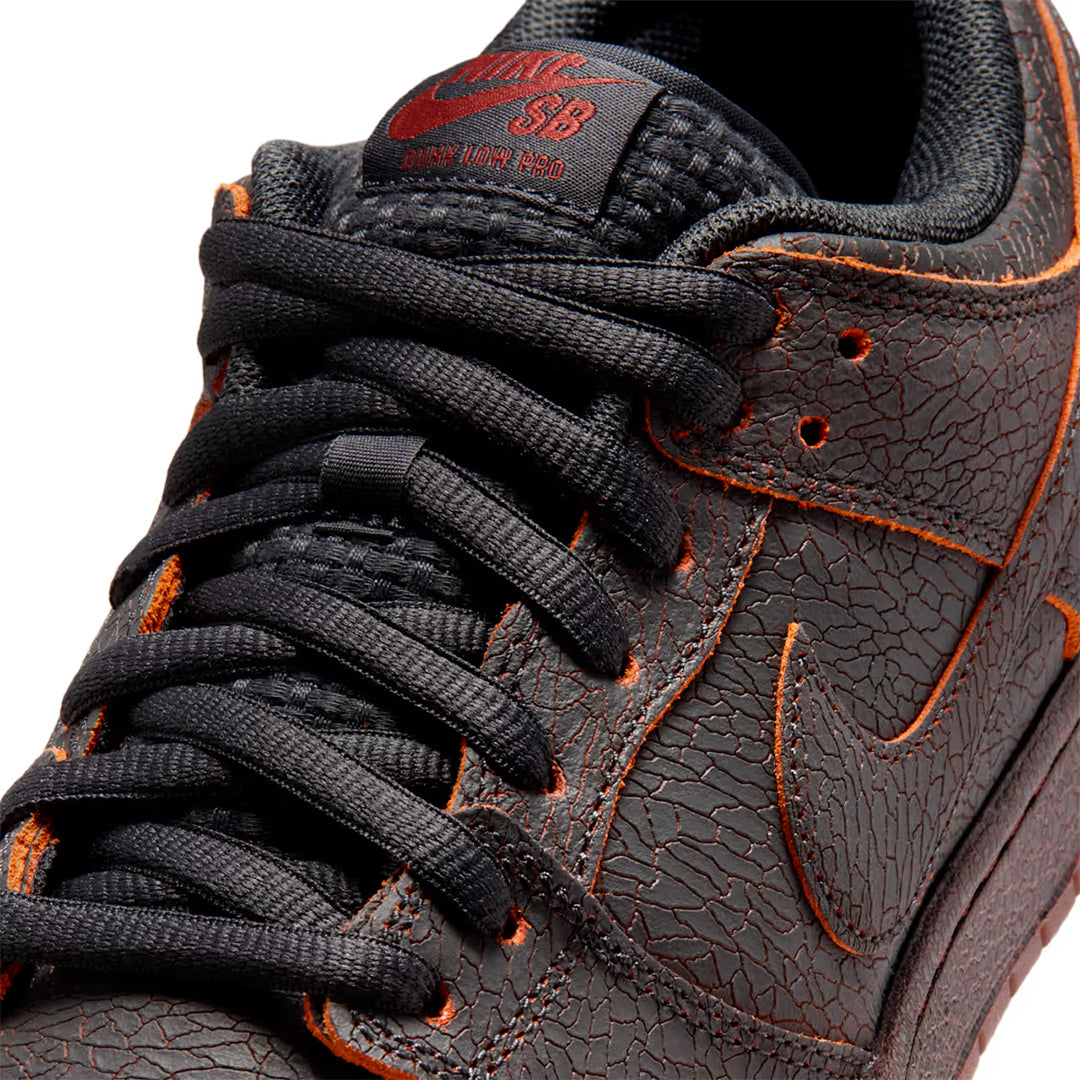 NIKE SB(ナイキ スケートボーディング)| NIKE SB DUNK LOW PRO PREMIUM “Krampus” / DARK SMOKE GREY/BLACK/CINNAMON/CAMPFIRE ORANGE | スノーボード・スケートボードのTACTICS JAPAN