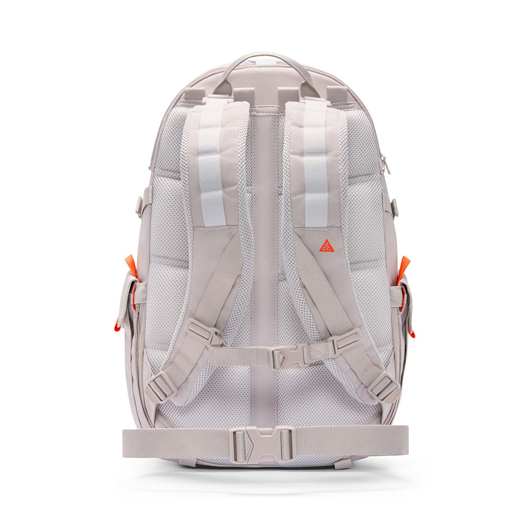 NIKE ACG(ナイキ エーシージー)| NIKE ACG DAYMAX BACKPACK 25L / COLLEGE GREY/GREY FOG/SAFETY ORANGE | スノーボード・スケートボードのTACTICS JAPAN