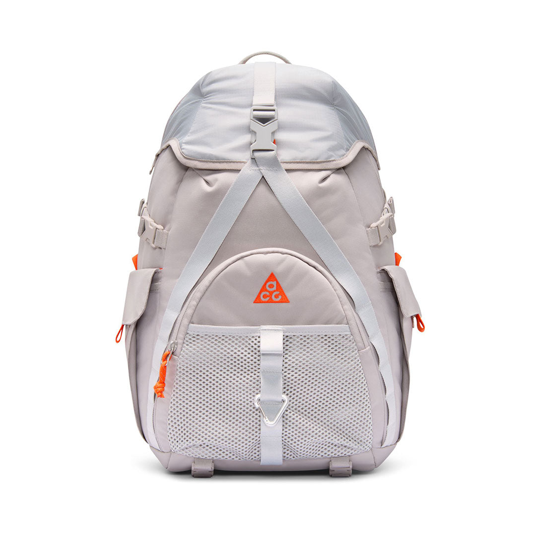 NIKE ACG(ナイキ エーシージー)| NIKE ACG DAYMAX BACKPACK 25L / COLLEGE GREY/GREY FOG/SAFETY ORANGE | スノーボード・スケートボードのTACTICS JAPAN