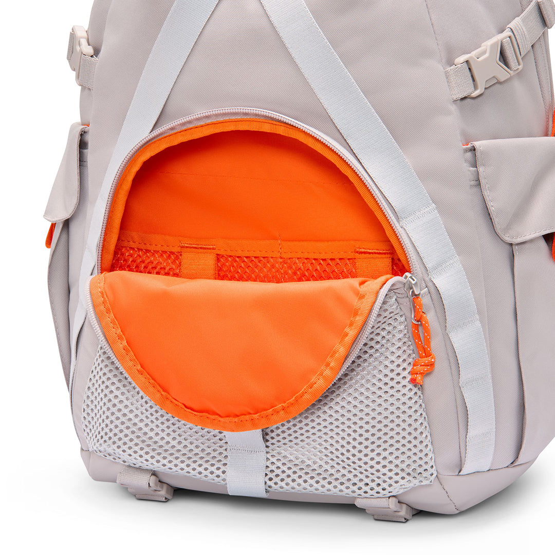 NIKE ACG DAYMAX BACKPACK 25L / COLLEGE GREY/GREY FOG/SAFETY ORANGE