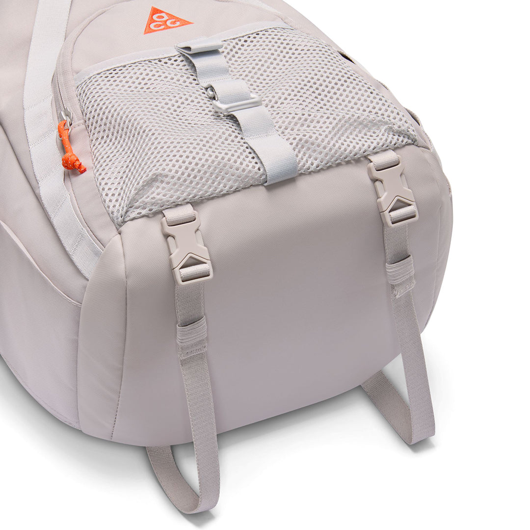 NIKE ACG DAYMAX BACKPACK 25L / COLLEGE GREY/GREY FOG/SAFETY ORANGE