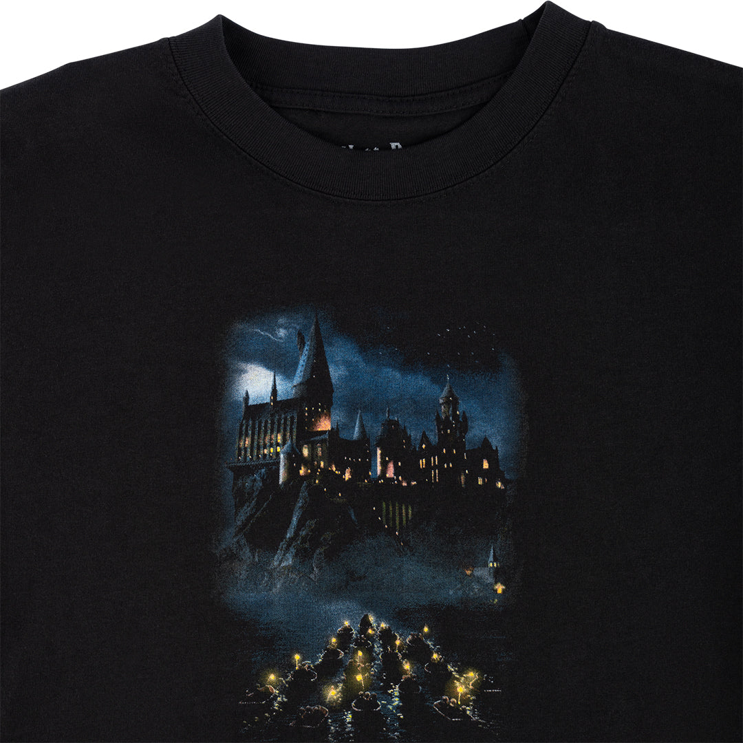 WELCOME SKATEBOARDS(ウェルカム スケートボード)| HARRY POTTER X WELCOME ARRIVAL GARMENT-DYED BOXY S/S TEE / BLACK | スノーボード・スケートボードのTACTICS JAPAN