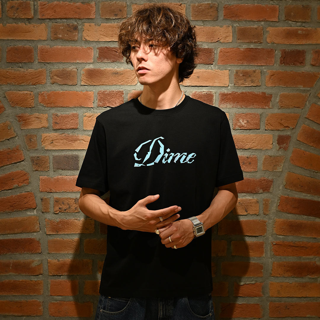 DIME MTL(ダイム モントリオール)| CURSIVE PAPER CUT T-SHIRT / BLACK | スノーボード・スケートボードのTACTICS JAPAN