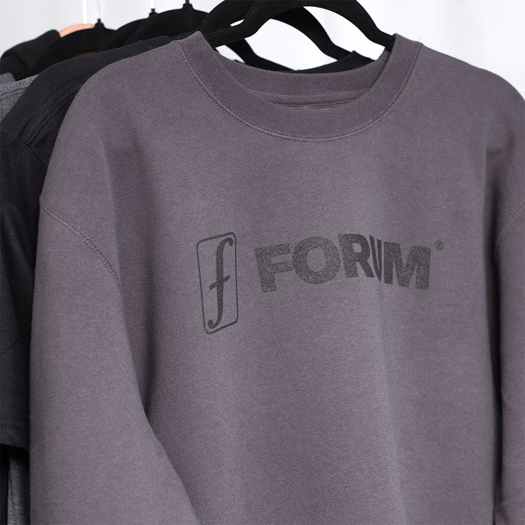FORUM SNOWBOARDS(フォーラム スノーボード)| FORUM LOCKUP HEAVYWEIGHT SWEATSHIRT / ASPHALT | スノーボード・スケートボードのTACTICS JAPAN