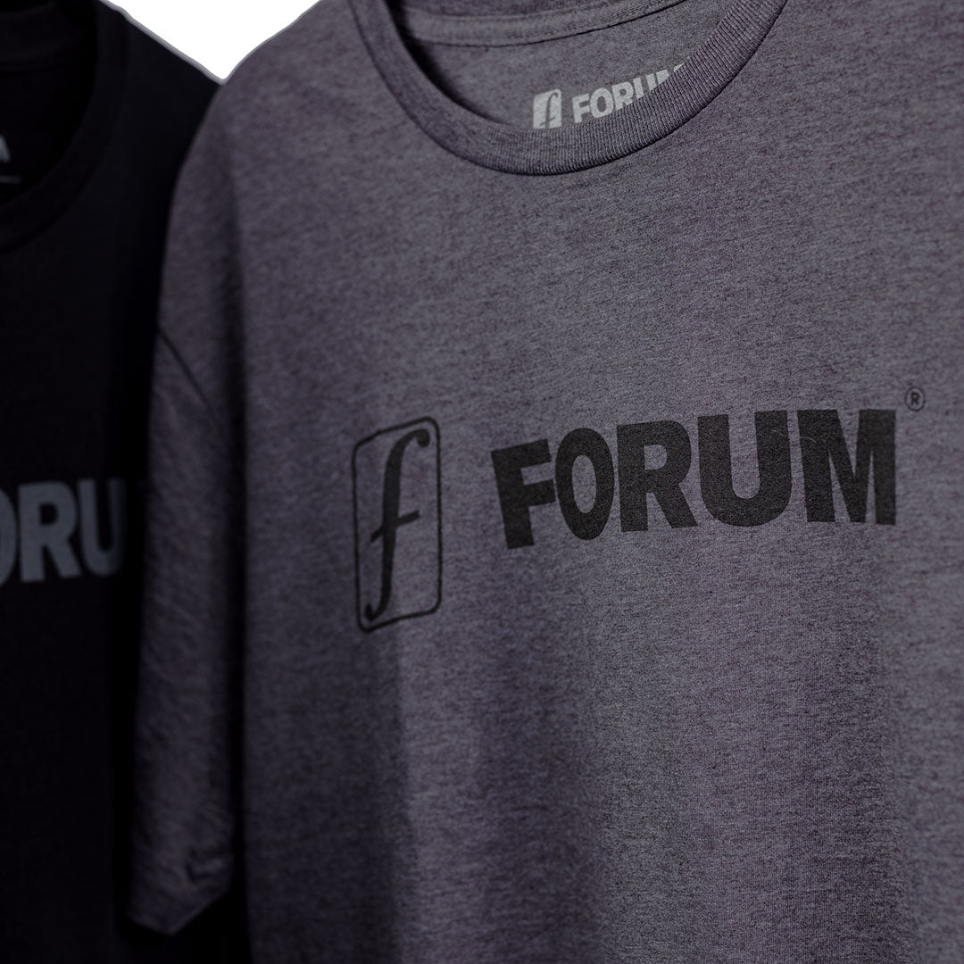 FORUM SNOWBOARDS(フォーラム スノーボード)| FORUM LOCKUP TEE / GRAY | スノーボード・スケートボードのTACTICS JAPAN