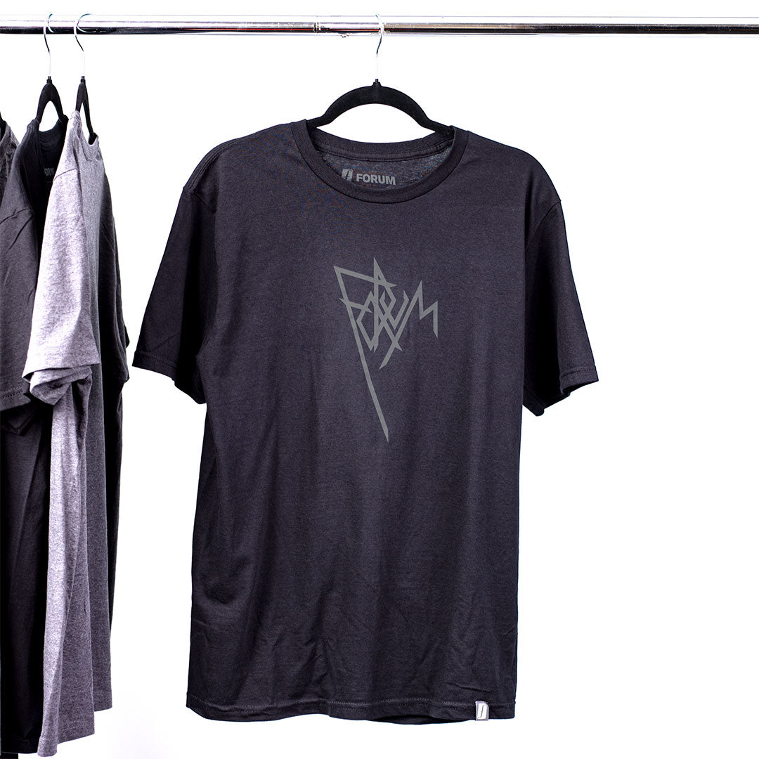 FORUM SNOWBOARDS(フォーラム スノーボード)| FORUM ROOST TEE / BLACK | スノーボード・スケートボードのTACTICS JAPAN