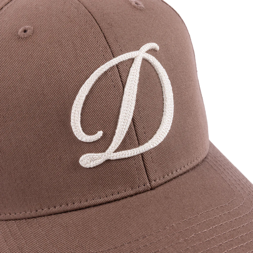 CURSIVE D FULL FIT CAP / TAN
