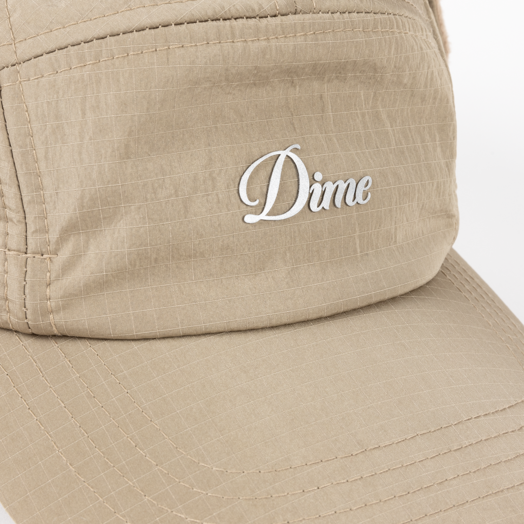 DIME MTL(ダイム モントリオール)| CURSIVE EARFLAP CAP / TAN | スケートボード・スノーボードのTACTICS JAPAN