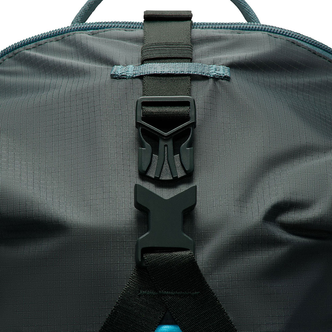 NIKE ACG(ナイキ エーシージー)| NIKE ACG DAYMAX BACKPACK 25L / MINERAL SLATE/BLACK SPRUCE/BALTIC BLUE | スノーボード・スケートボードのTACTICS JAPAN