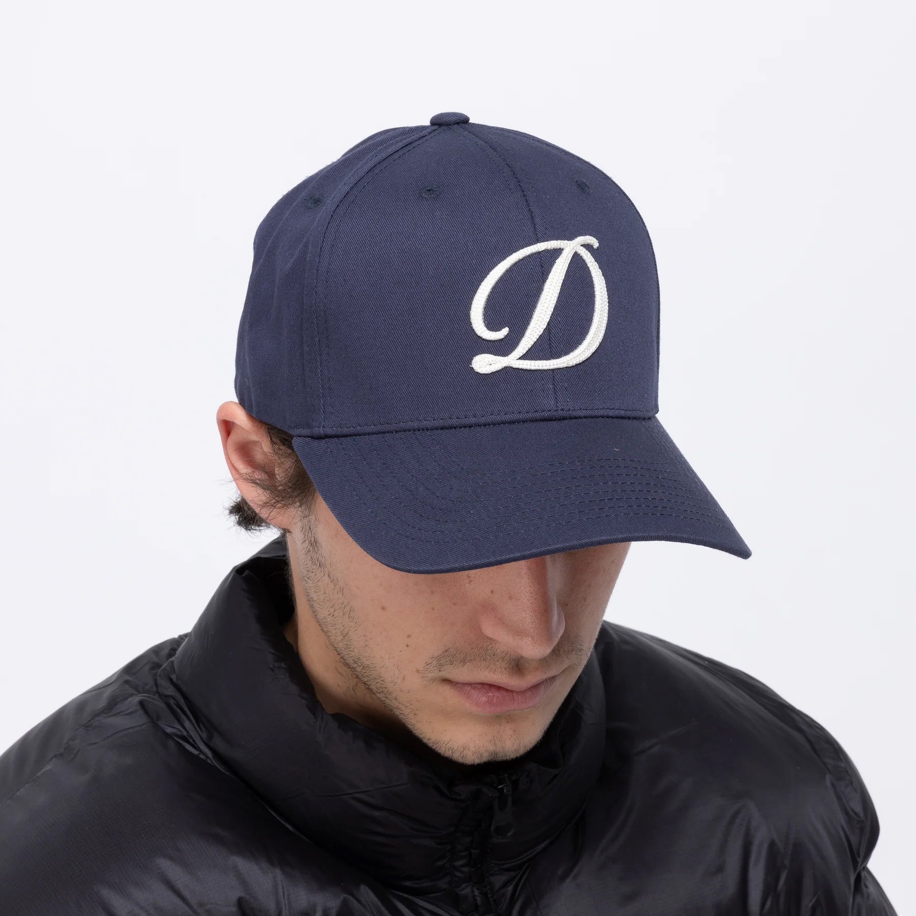 CURSIVE D FULL FIT CAP / NAVY