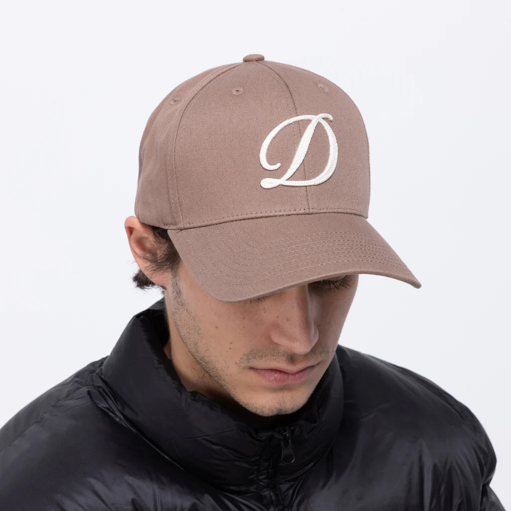 CURSIVE D FULL FIT CAP / TAN
