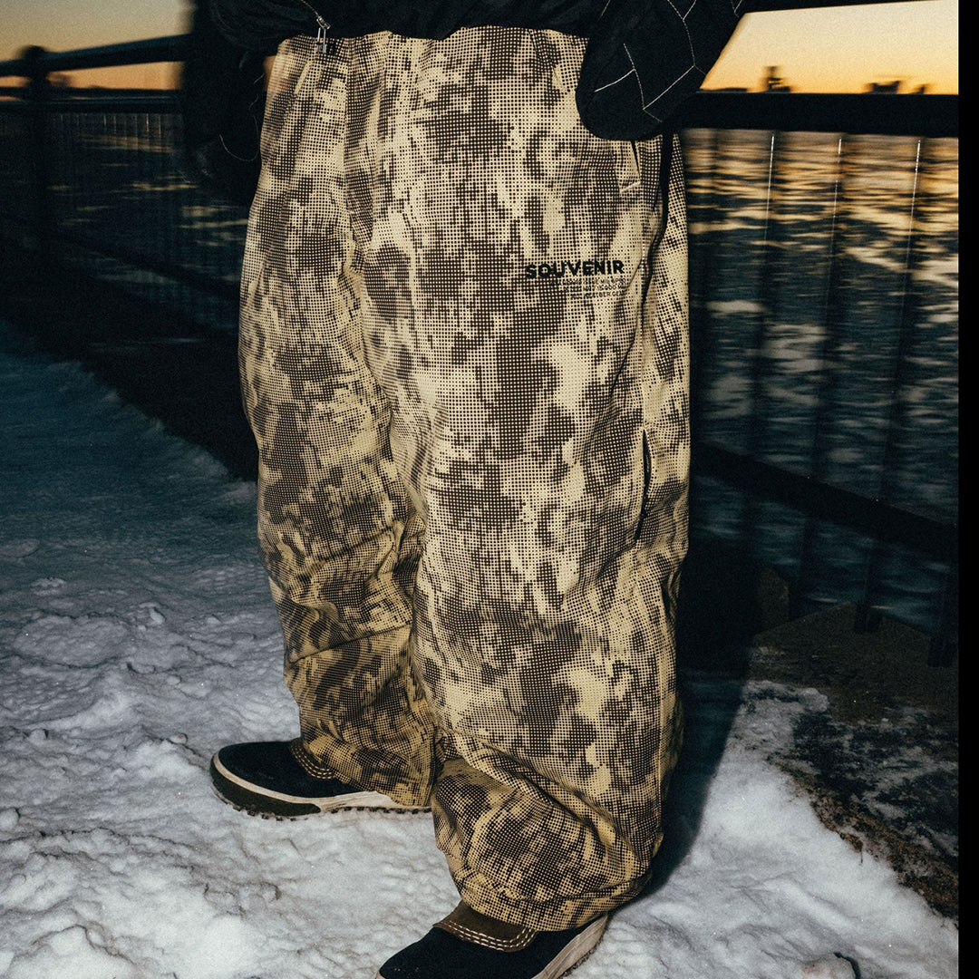 SOUVENIR SNOWBOARDING (スーベニア スノーボーディング)| PARACHUTE PANT 2026 / BROWN BLOTCH PRINT | スノーボード・スケートボードのTACTICS JAPAN