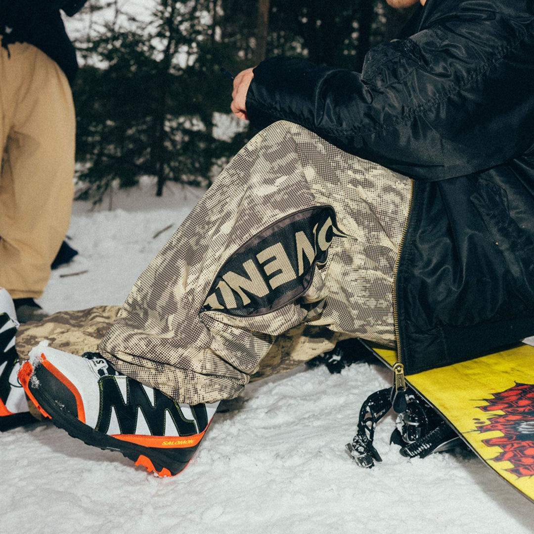 SOUVENIR SNOWBOARDING (スーベニア スノーボーディング)| PARACHUTE PANT 2026 / BROWN BLOTCH PRINT | スノーボード・スケートボードのTACTICS JAPAN