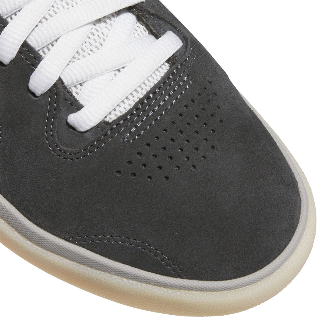 ADIDAS SKATEBOARDING(アディダス スケートボーディング)| TYSHAWN / CARBON/CRYSTAL WHITE/BETTER SCARLET | スノーボード・スケートボードのTACTICS JAPAN