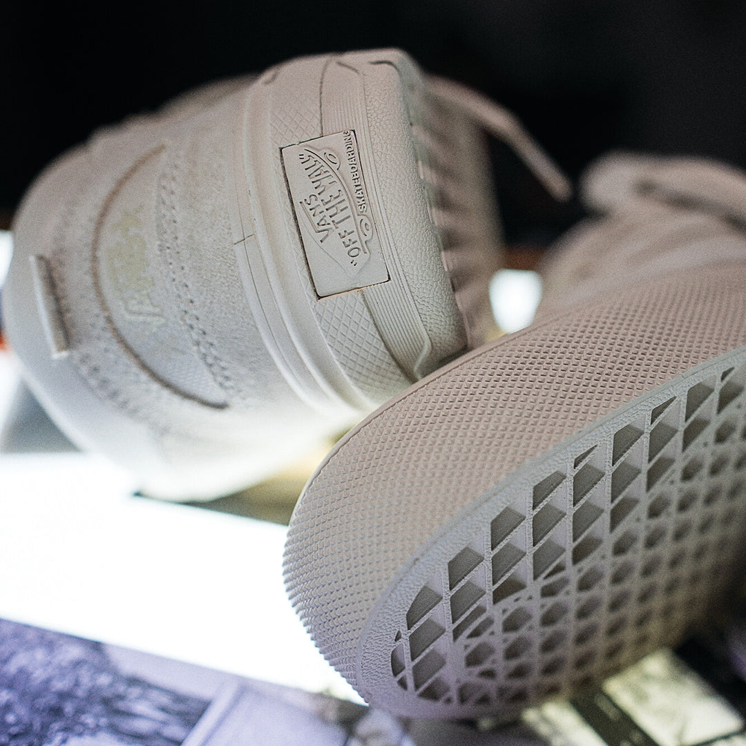 VANS(ヴァンズ)| SKATE HALF CAB WAFFLECUP BY ATIBA JEFFERSON / WHITE | スノーボード・スケートボードのTACTICS JAPAN