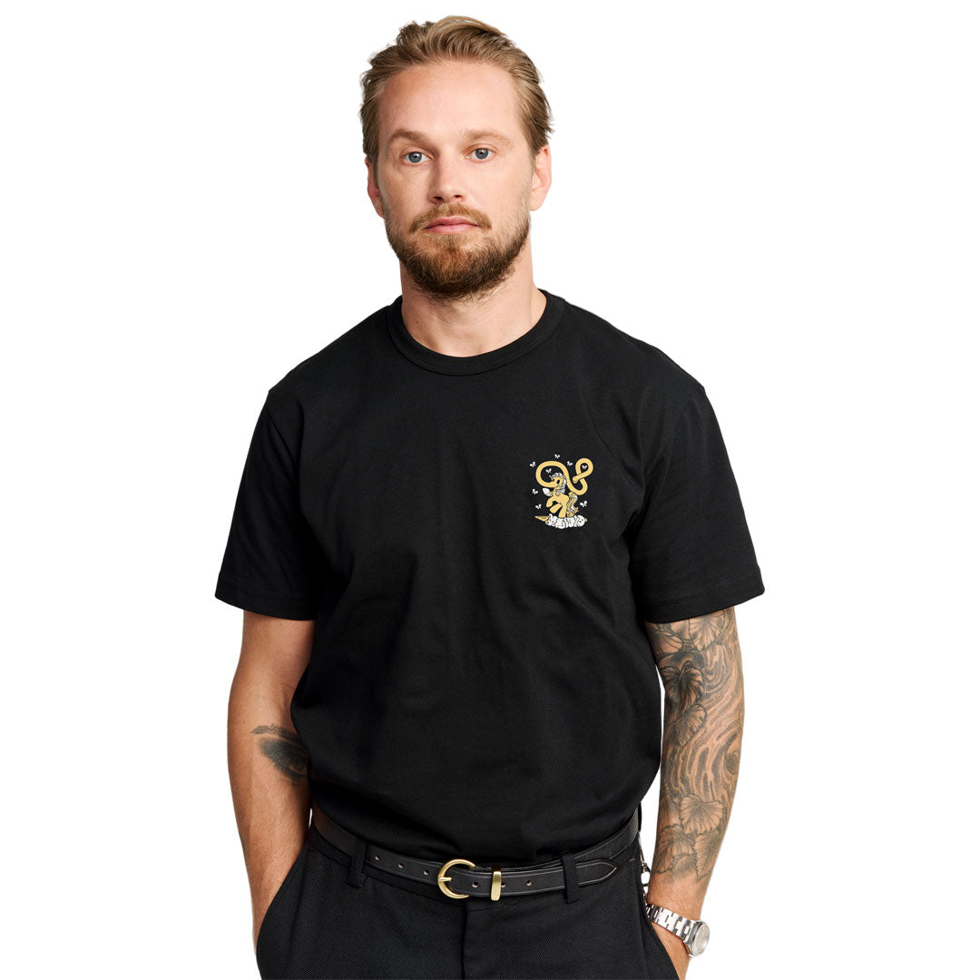 FORUM SNOWBOARDS(フォーラム スノーボード)| MAKIA X FORUM PETER T-SHIRT / BLACK | スノーボード・スケートボードのTACTICS JAPAN