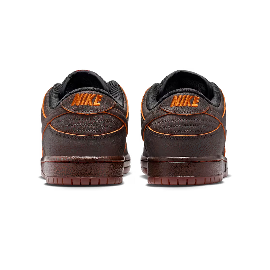 NIKE SB(ナイキ スケートボーディング)| NIKE SB DUNK LOW PRO PREMIUM “Krampus” / DARK SMOKE GREY/BLACK/CINNAMON/CAMPFIRE ORANGE | スノーボード・スケートボードのTACTICS JAPAN