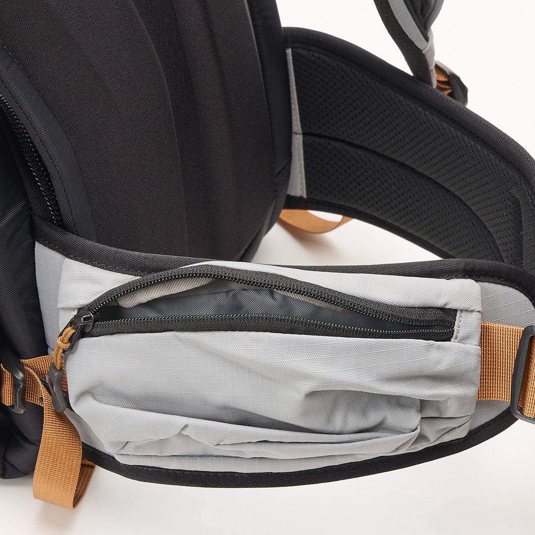 DAKINE(ダカイン)| TEAM POACHER BACKPACK 22L 2026 / RED GERARD | スノーボード・スケートボードのTACTICS JAPAN