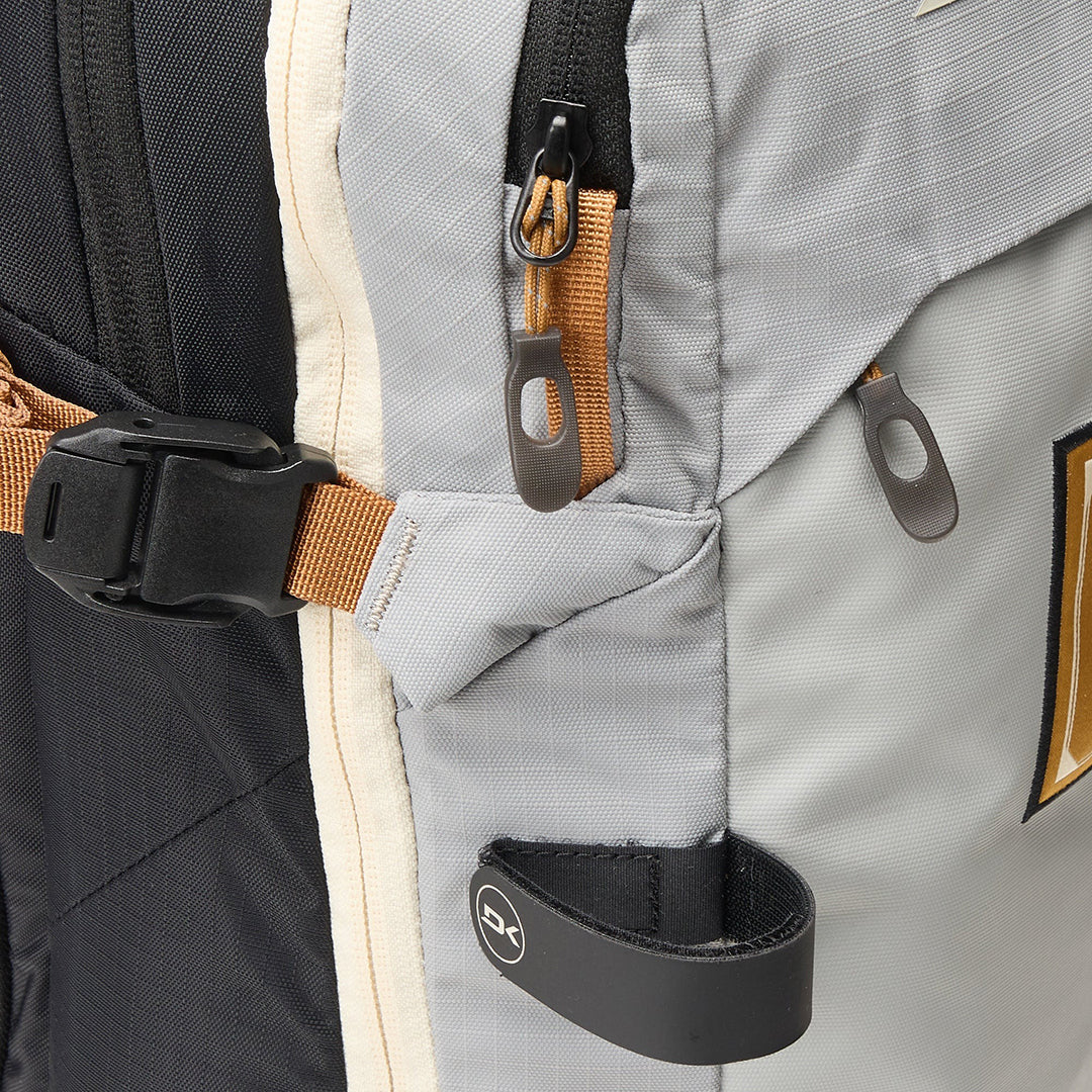 DAKINE(ダカイン)| TEAM POACHER BACKPACK 22L 2026 / RED GERARD | スノーボード・スケートボードのTACTICS JAPAN