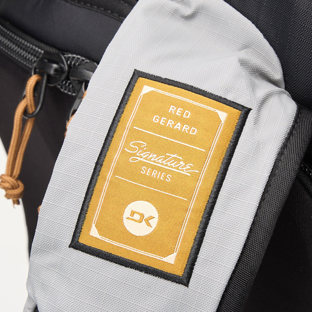 DAKINE(ダカイン)| TEAM POACHER BACKPACK 22L 2026 / RED GERARD | スノーボード・スケートボードのTACTICS JAPAN