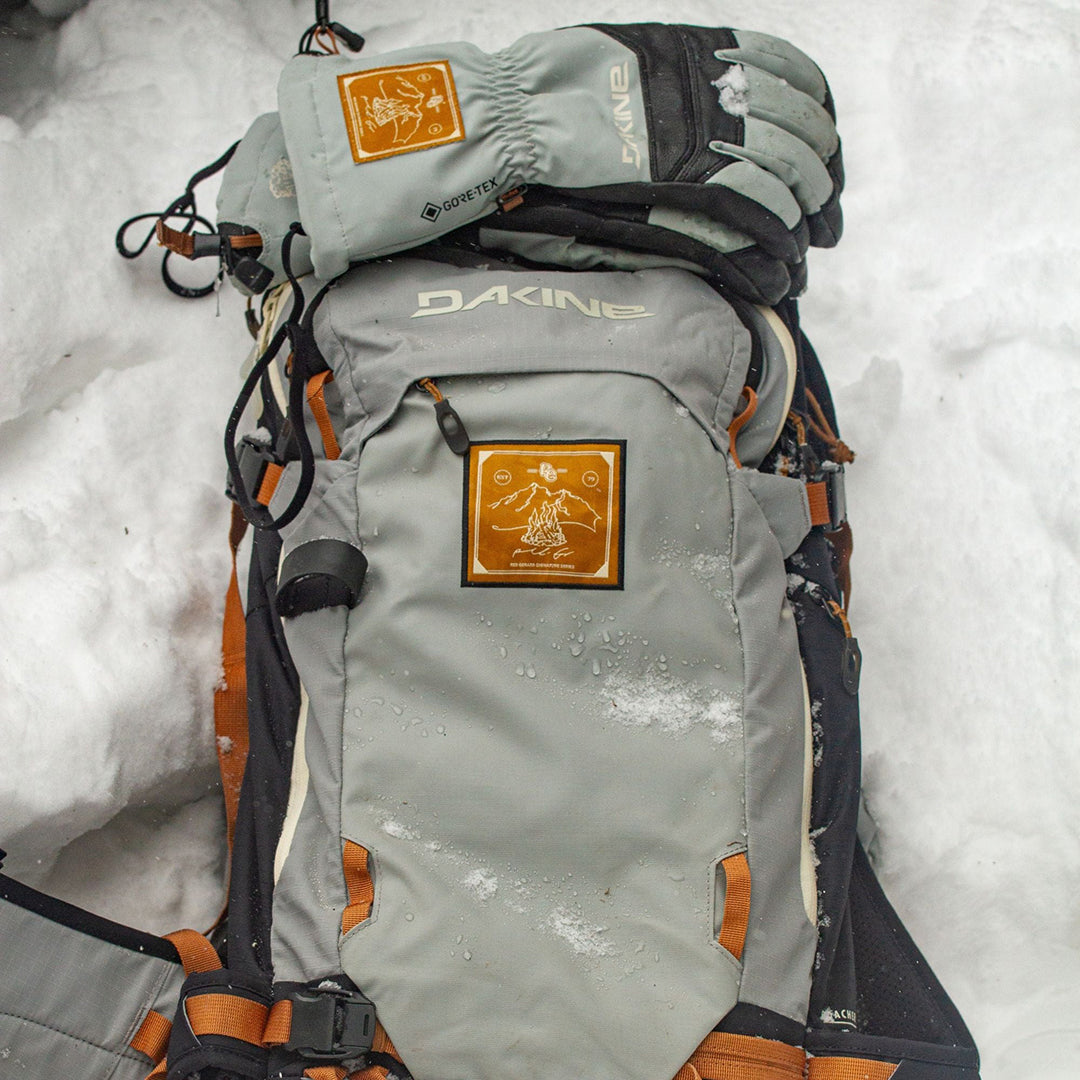 DAKINE(ダカイン)| TEAM POACHER BACKPACK 22L 2026 / RED GERARD | スノーボード・スケートボードのTACTICS JAPAN