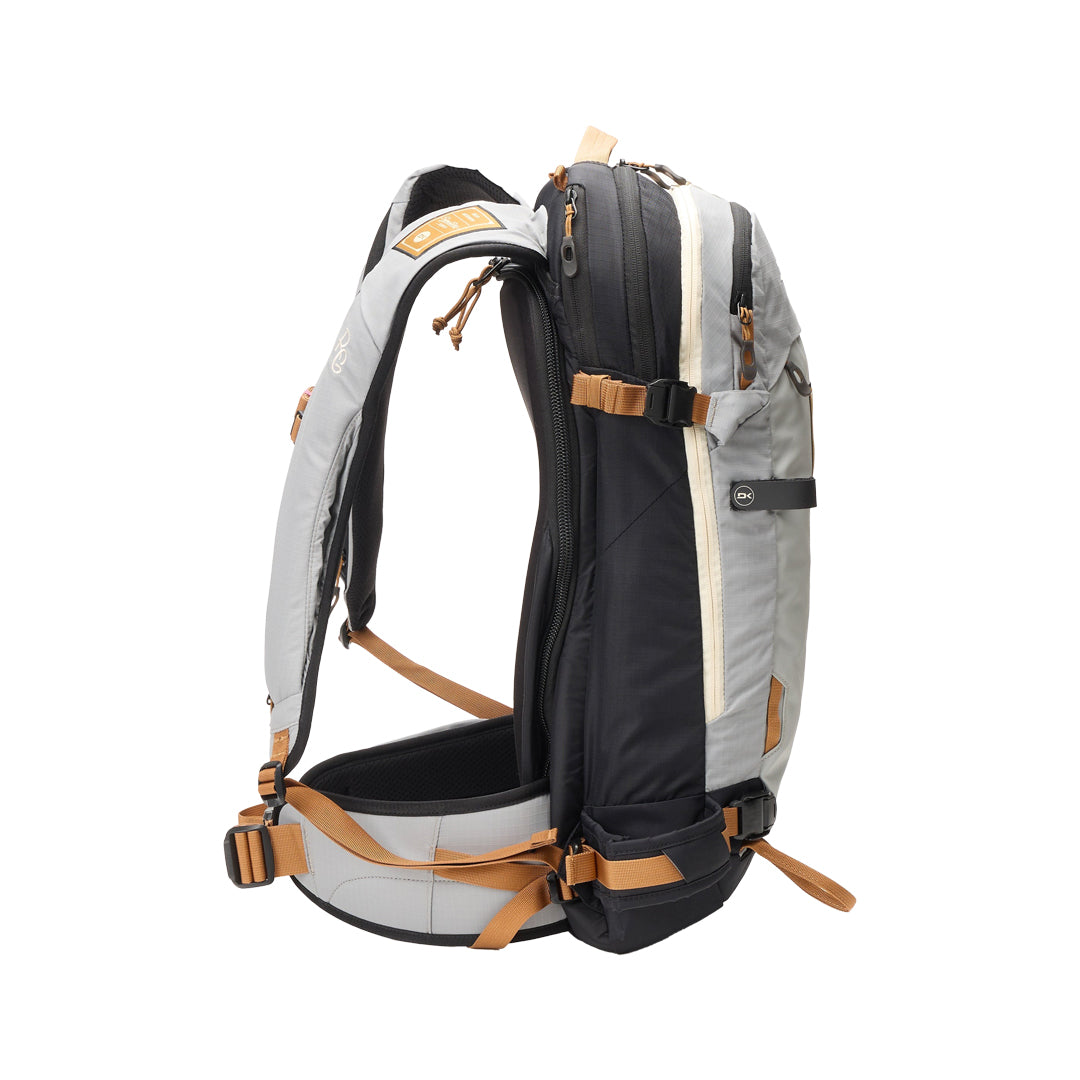 DAKINE(ダカイン)| TEAM POACHER BACKPACK 22L 2026 / RED GERARD | スノーボード・スケートボードのTACTICS JAPAN