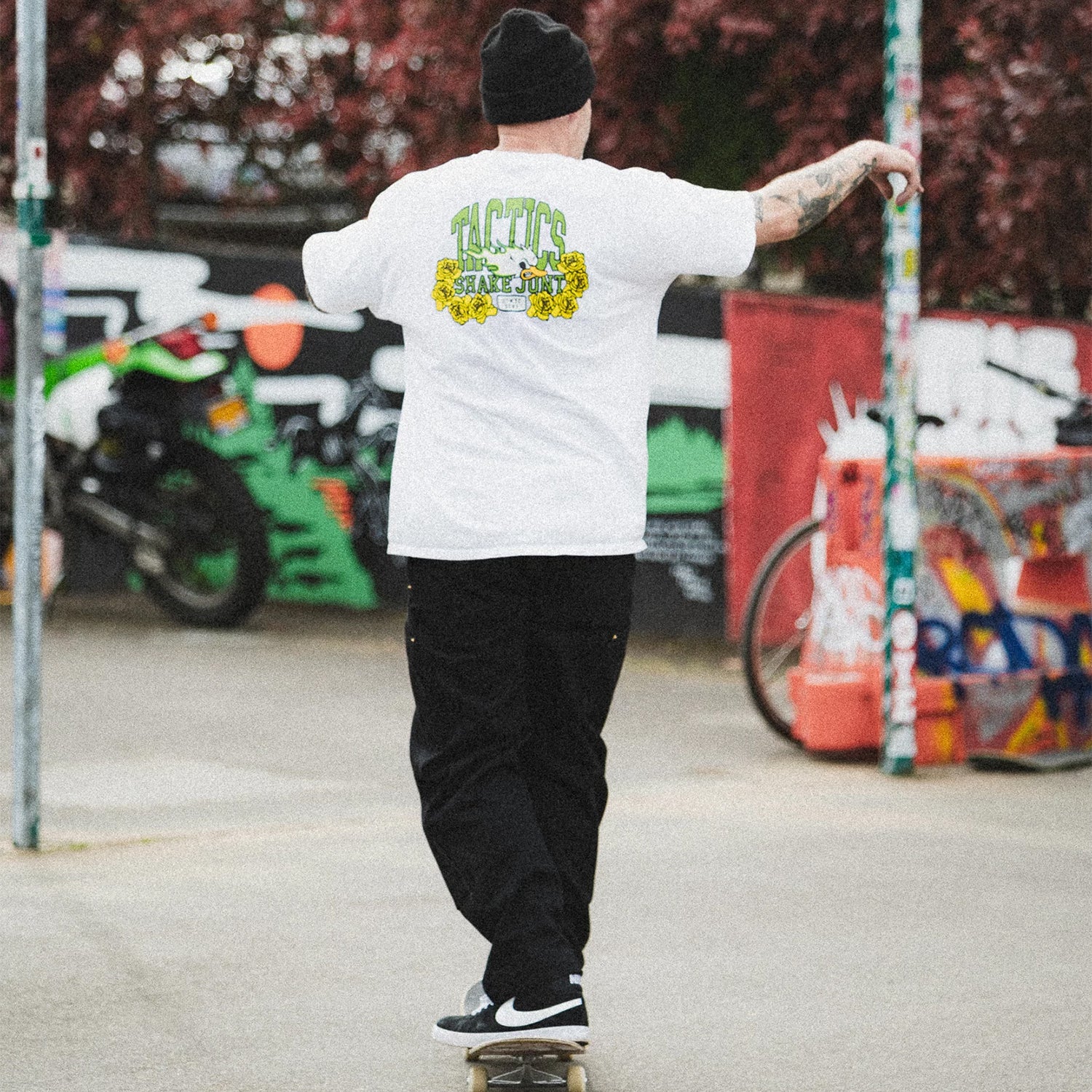 TACTICS(タクティクス)| TACTICS SHAKE JUNT X TACTICS T-SHIRT | スノーボード・スケートボードのTACTICS JAPAN