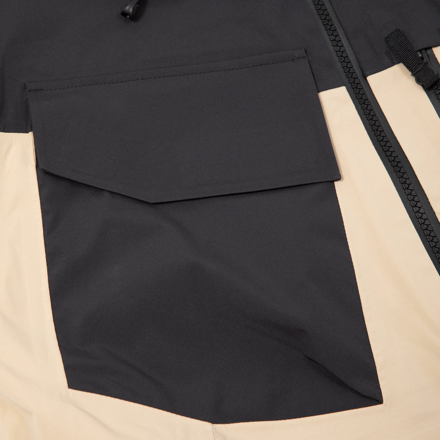 FORUM SNOWBOARDS(フォーラム スノーボード)| FORUM 3-LAYER BACKCOUNTRY JACKET / BLACK / DESERT KHAKI | スノーボード・スケートボードのTACTICS JAPAN