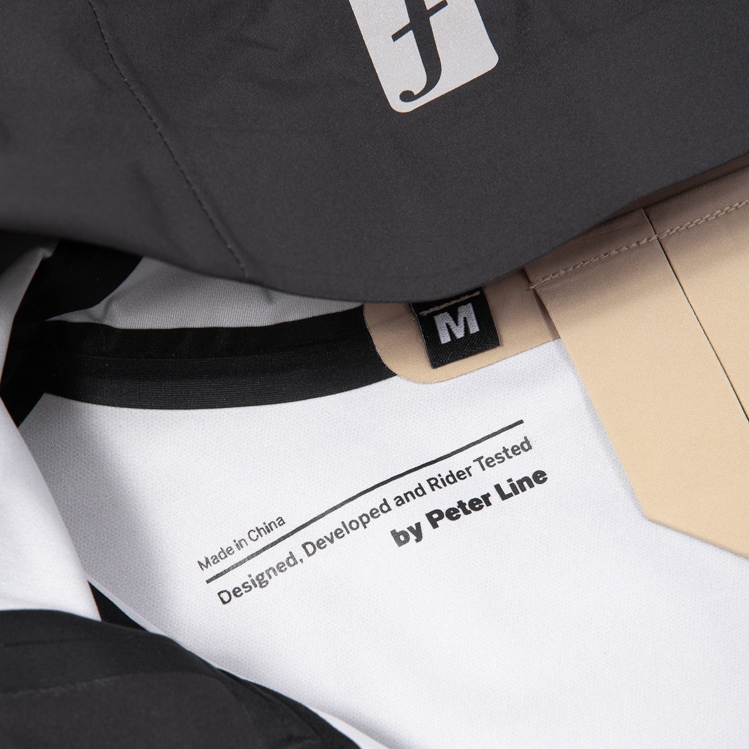 FORUM SNOWBOARDS(フォーラム スノーボード)| FORUM 3-LAYER BACKCOUNTRY JACKET / BLACK / DESERT KHAKI | スノーボード・スケートボードのTACTICS JAPAN