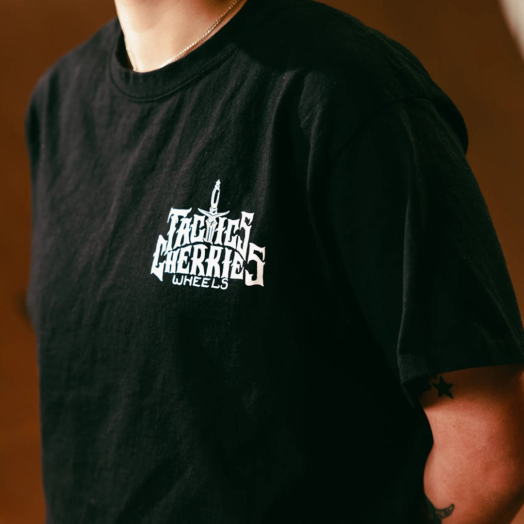 TACTICS(タクティクス)| CHERRIES × TACTICS WHEELS T-SHIRT / BLACK | スノーボード・スケートボードのTACTICS JAPAN