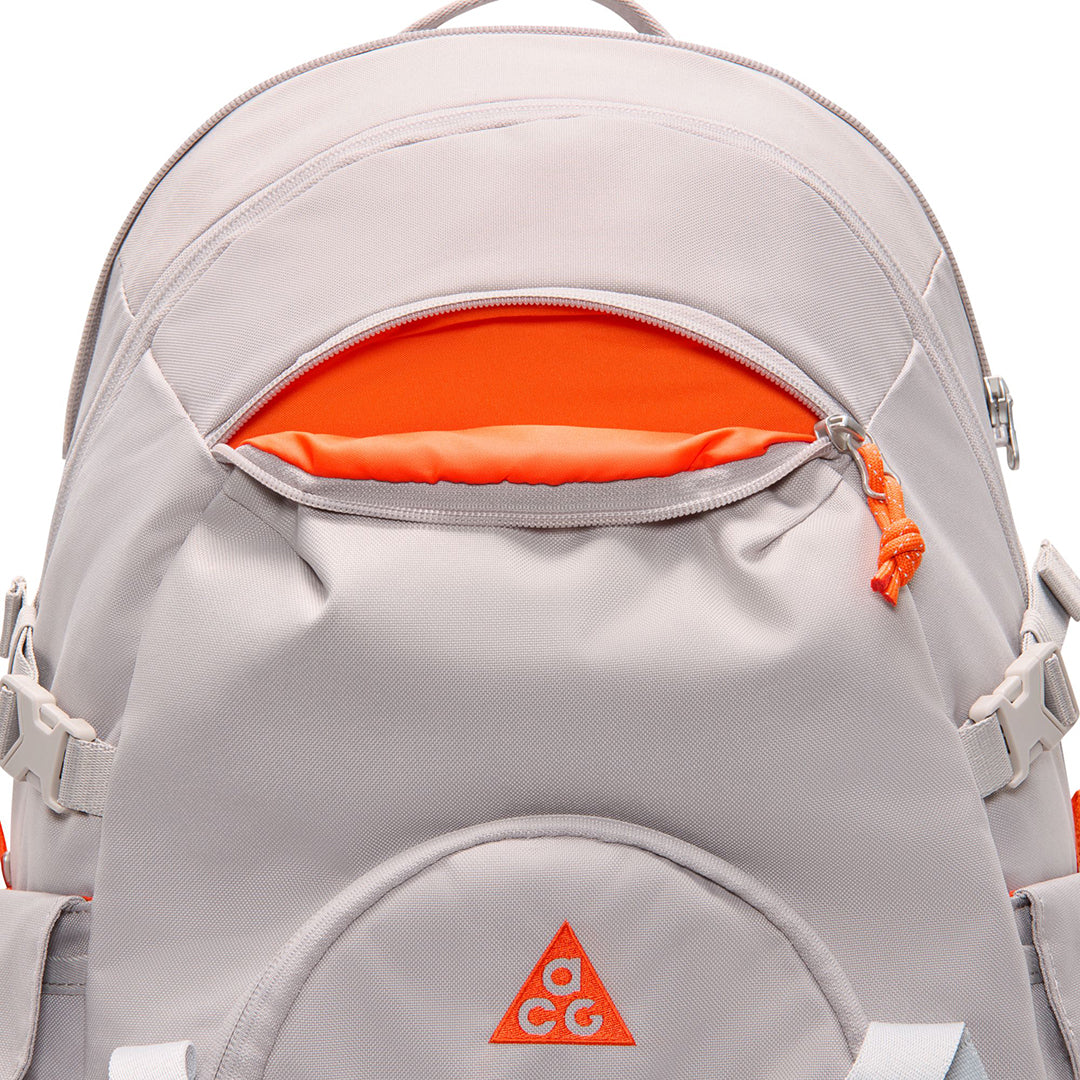 NIKE ACG DAYMAX BACKPACK 25L / COLLEGE GREY/GREY FOG/SAFETY ORANGE