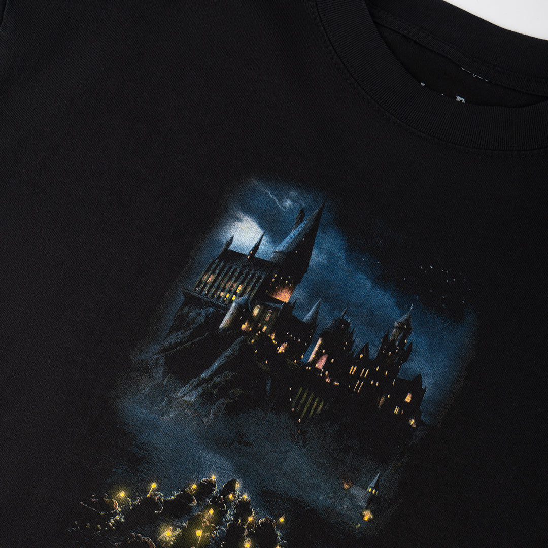 WELCOME SKATEBOARDS（ウェルカム スケートボード）| HARRY POTTER X WELCOME ARRIVAL GARMENT-DYED BOXY S/S TEE / BLACK | スノーボード・スケートボードのTACTICS JAPAN