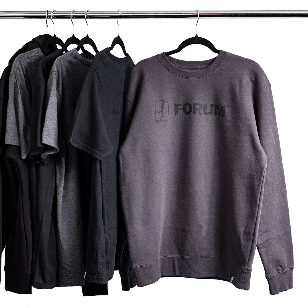 FORUM SNOWBOARDS（フォーラム スノーボード）| FORUM LOCKUP HEAVYWEIGHT SWEATSHIRT / ASPHALT | スノーボード・スケートボードのTACTICS JAPAN