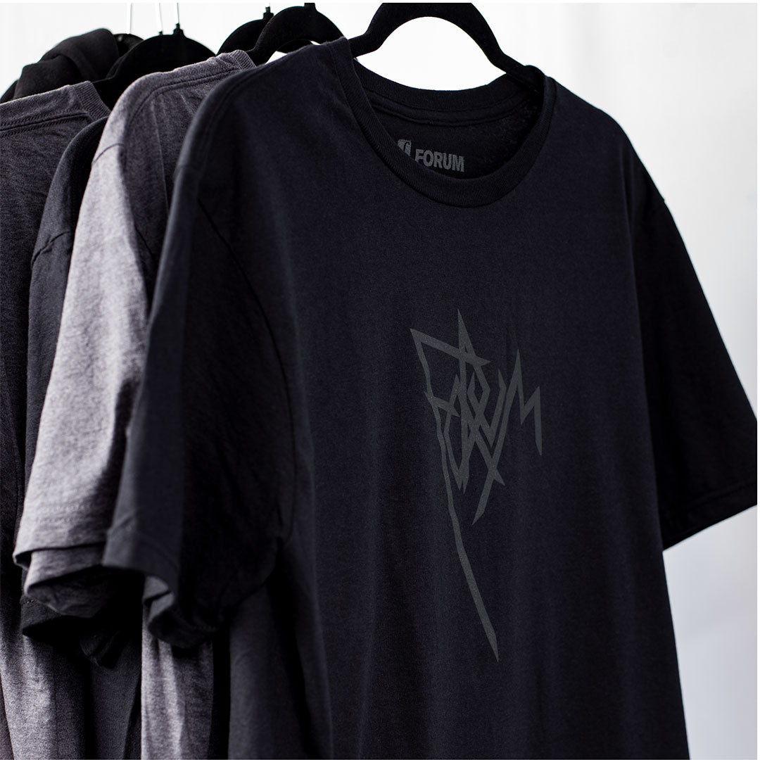 FORUM SNOWBOARDS（フォーラム スノーボード）| FORUM ROOST TEE / BLACK | スノーボード・スケートボードのTACTICS JAPAN