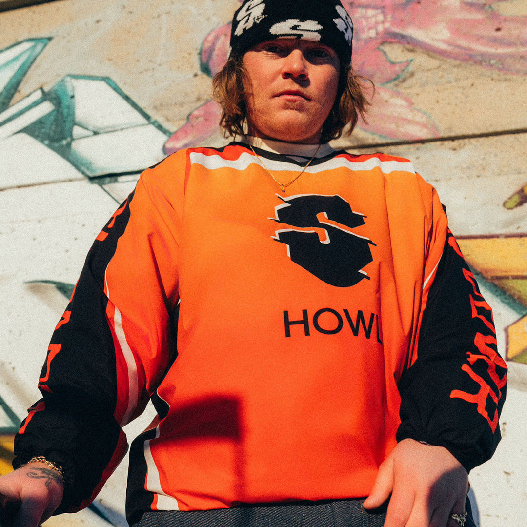 SOUVENIR SNOWBOARDING （スーベニア スノーボーディング）| SOUVENIR X HOWL WINDPROOF STRETCH MOTO SHIRT 2026 / FIRE RED | スノーボード・スケートボードのTACTICS JAPAN