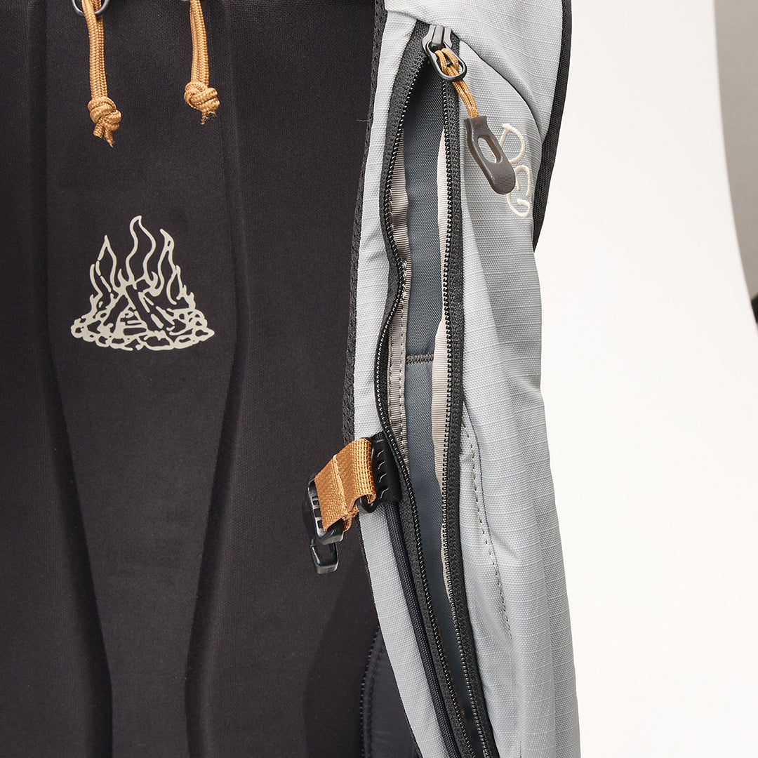 DAKINE（ダカイン）| TEAM POACHER BACKPACK 22L 2026 / RED GERARD | スノーボード・スケートボードのTACTICS JAPAN