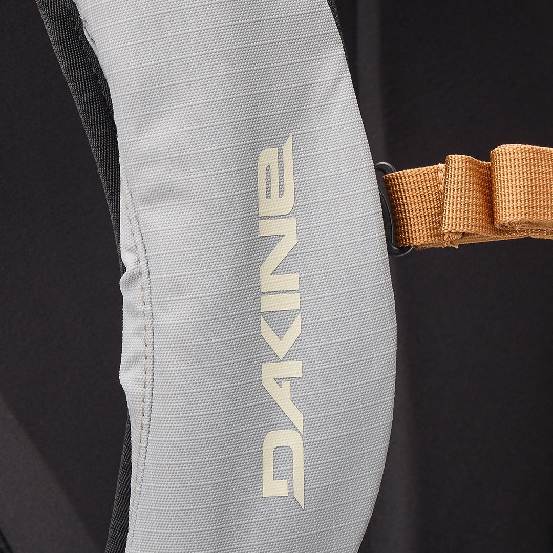 DAKINE（ダカイン）| TEAM POACHER BACKPACK 22L 2026 / RED GERARD | スノーボード・スケートボードのTACTICS JAPAN