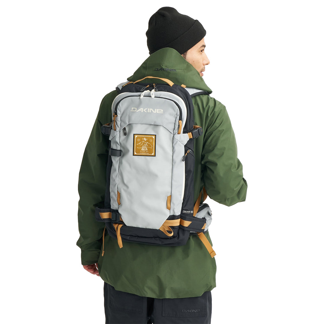 DAKINE（ダカイン）| TEAM POACHER BACKPACK 22L 2026 / RED GERARD | スノーボード・スケートボードのTACTICS JAPAN