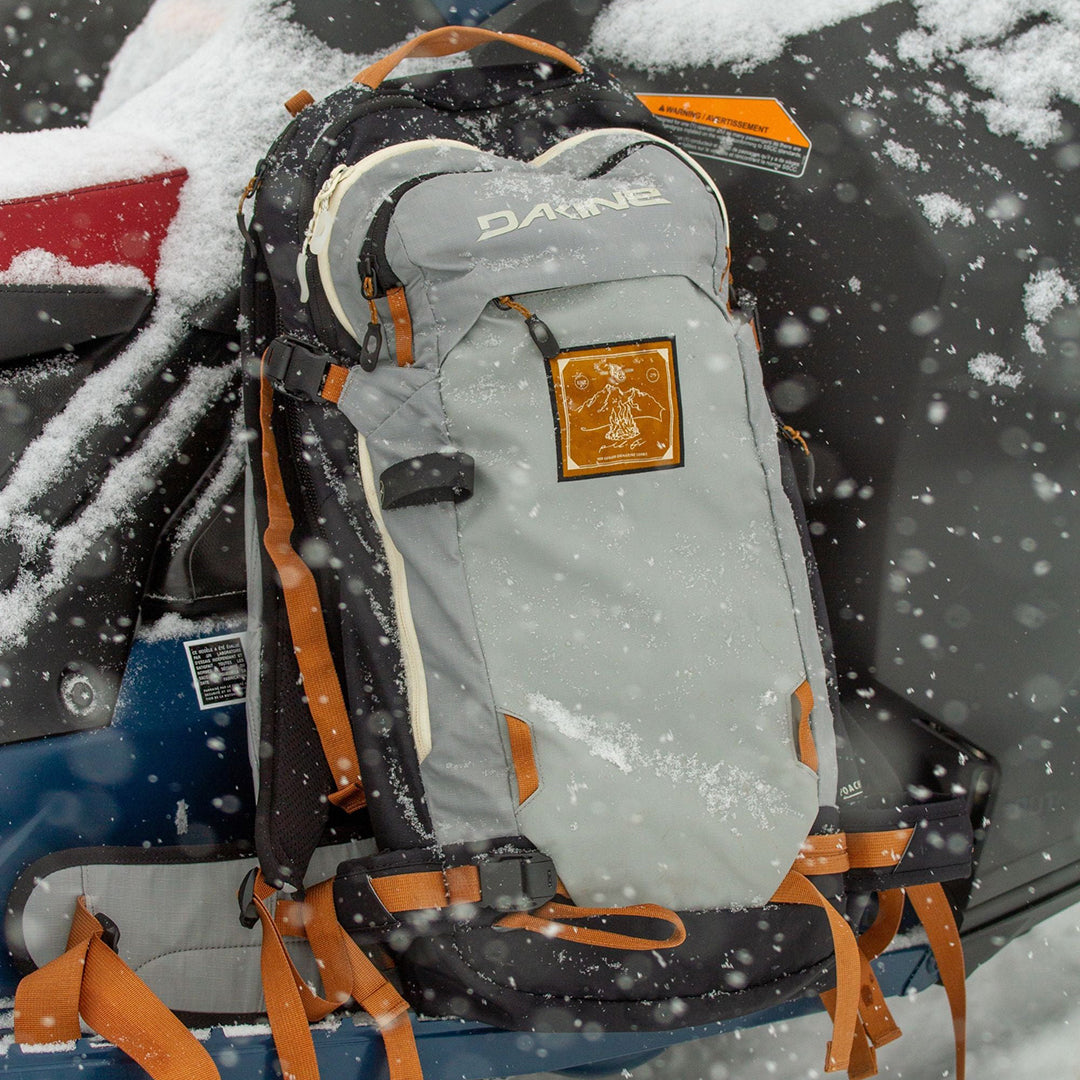 DAKINE（ダカイン）| TEAM POACHER BACKPACK 22L 2026 / RED GERARD | スノーボード・スケートボードのTACTICS JAPAN