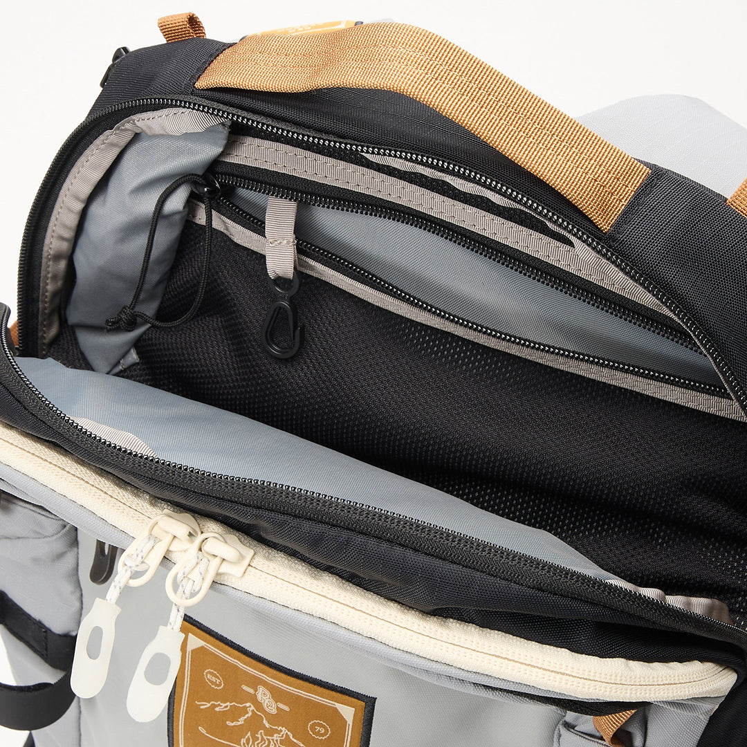 DAKINE（ダカイン）| TEAM POACHER BACKPACK 22L 2026 / RED GERARD | スノーボード・スケートボードのTACTICS JAPAN