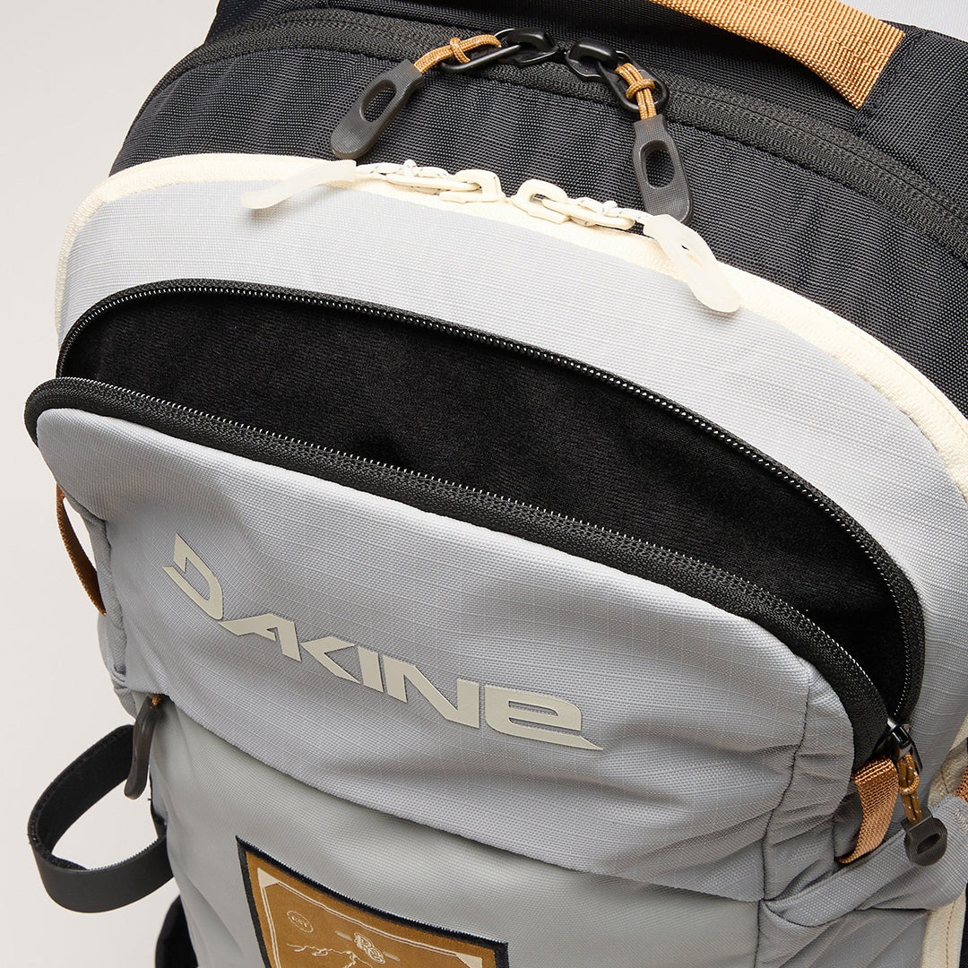DAKINE（ダカイン）| TEAM POACHER BACKPACK 22L 2026 / RED GERARD