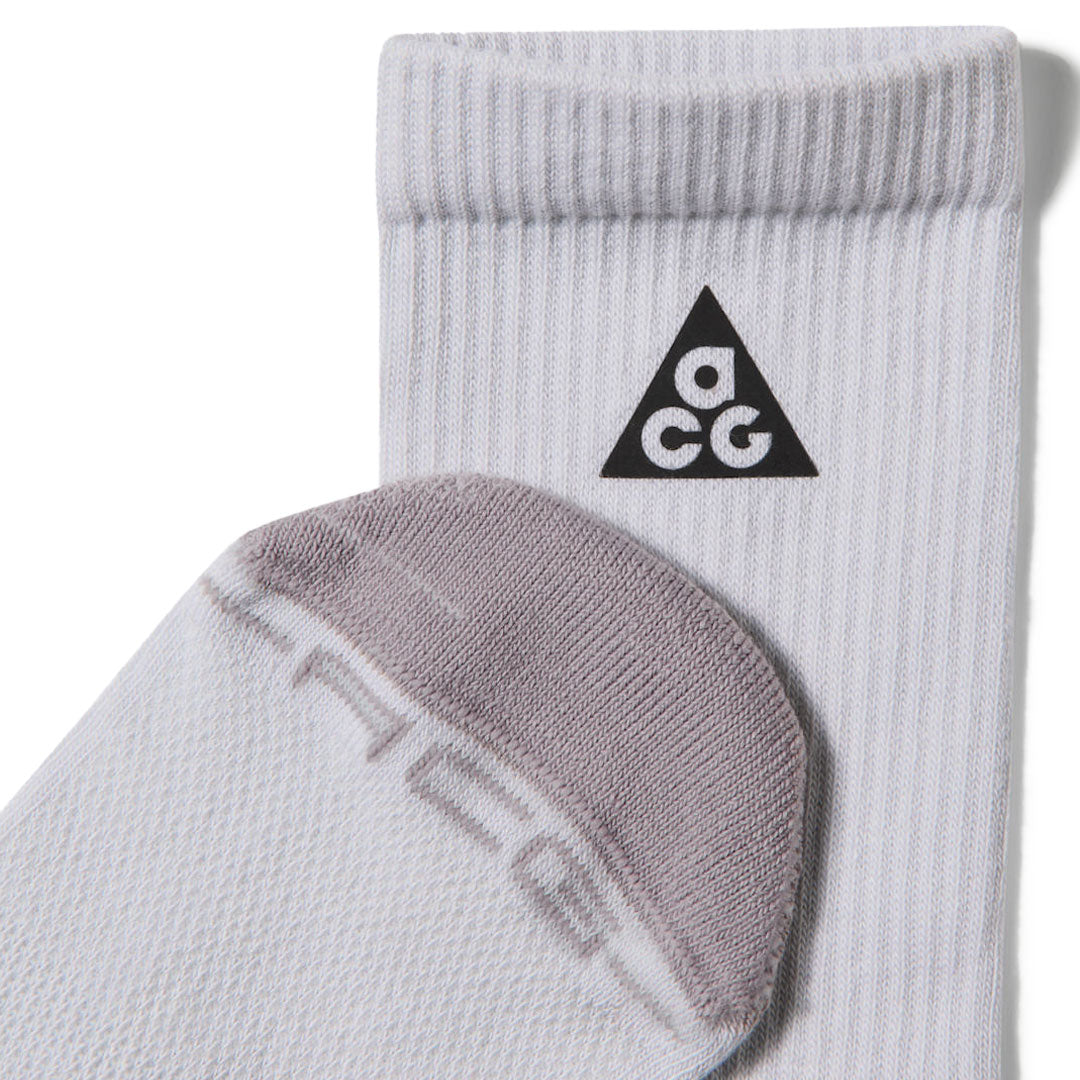 NIKE ACG（ナイキ エーシージー）| NIKE ACG EVERYDAY ELEVATED CREW SOCKS / PHOTON DUST/COLLEGE GREY | スノーボード・スケートボードのTACTICS JAPAN