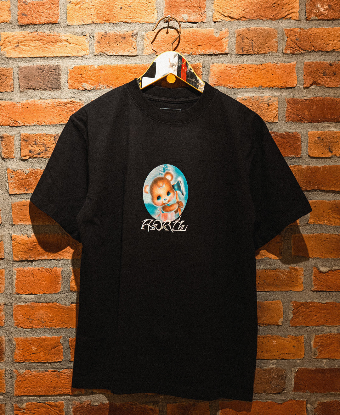 APRIL SKATEBOARDS（エイプリル スケートボード）| BEAR TEE / BLACK | スノーボード・スケートボードのTACTICS JAPAN
